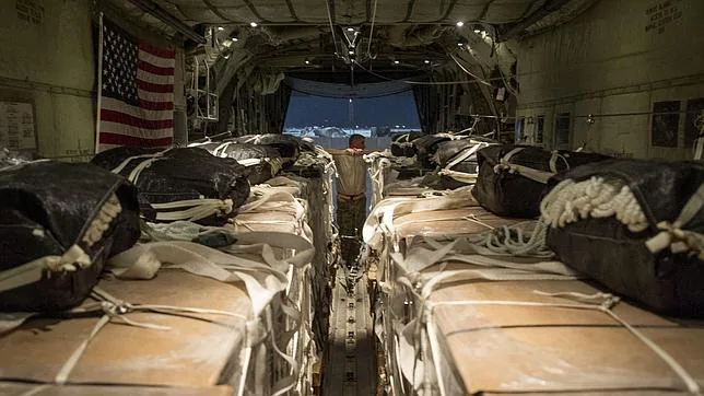 Fotografía de archivo de un C-130 estadounidense con carga humanitaria