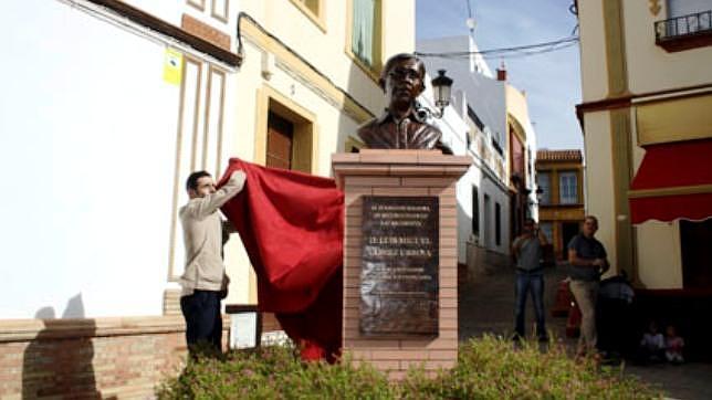 Un monumento recuerda la figura de «don Luis» en Mairena del Alcor