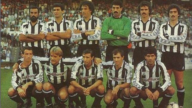 Paco Ortiz (agachado, el segundo por la izquierda), en un once del Cartagena