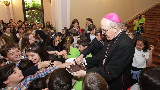 Carlos Osoro reparte chocolatinas en el Arzobispado de Valencia el día de su cumpleaños