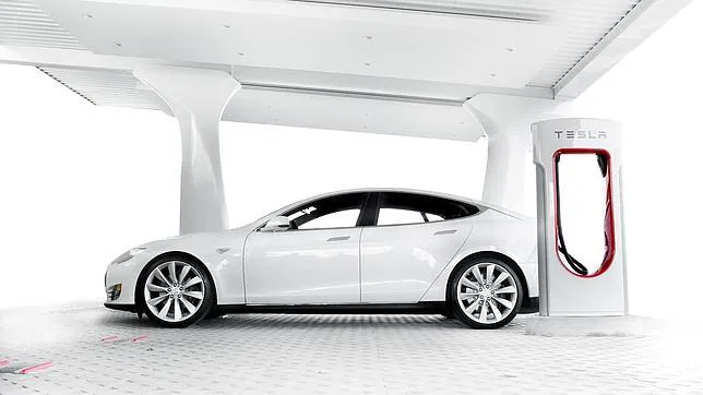 Imagen de uno de los súper cargadores que Tesla tiene previsto instalar también en España, munto a un Model S.