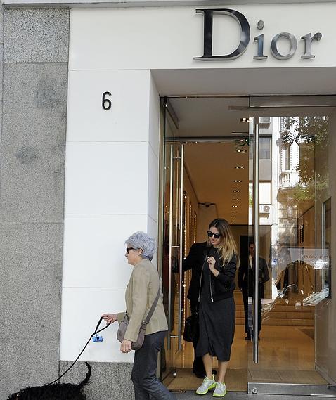 Blanca Suárez saliendo de la tienda de Dior en Madrid