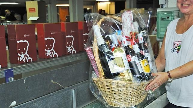 Cestas de Navidad: lotes de treinta euros y botellas de ginebra en vez de jamón