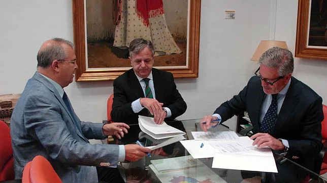 Un momento de la firma del convenio entre la Diputación y la Orquesta