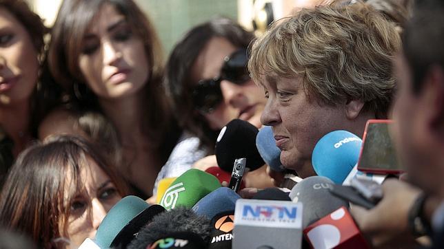 María Teresa Mesa, amiga y portavoz de la familia, responde a los medios a su salida del Hospital Carlos III donde ha visitado a Javier Limón