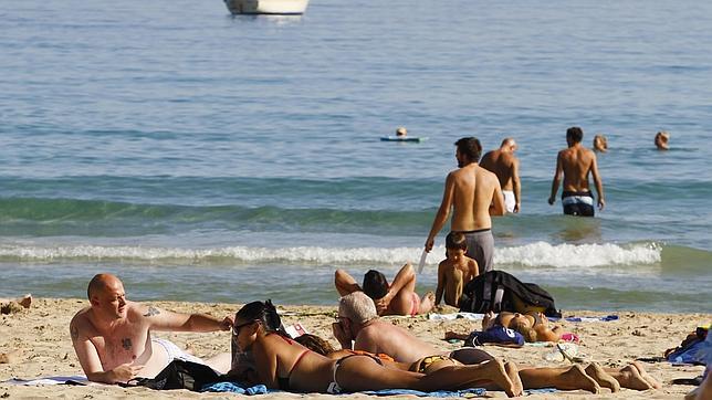 Cinco fotos de las playas de Alicante llenas en octubre como si fuera agosto