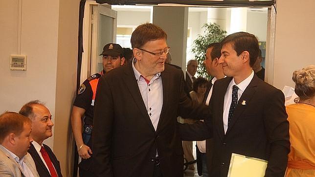 Imagen del líder del PSPV, Ximo Puig, con el alcalde de Burjassot, Rafa García