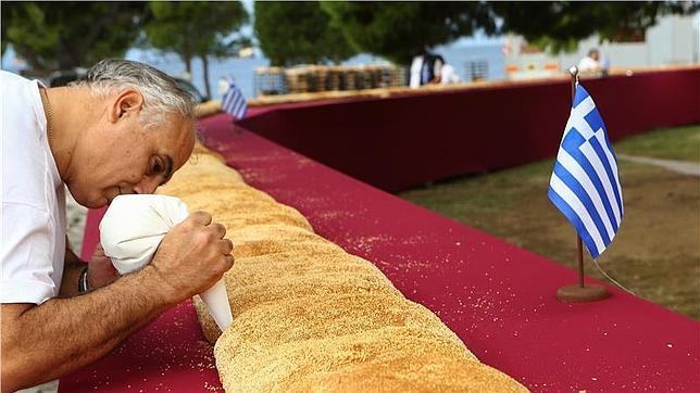 Cómo devorar una gigantesca obra de panadería de 165 metros en diez minutos