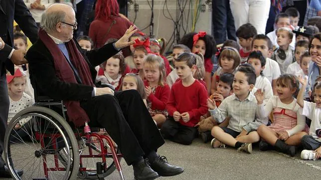 Quino, ayer en Oviedo rodeado de niños en un colegio de la ciudad