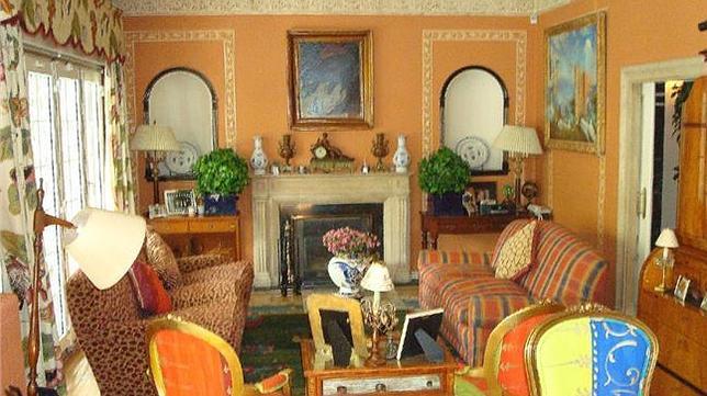 Su interior dispone de 5 habitaciones, 3 baños y 4 plazas de garaje