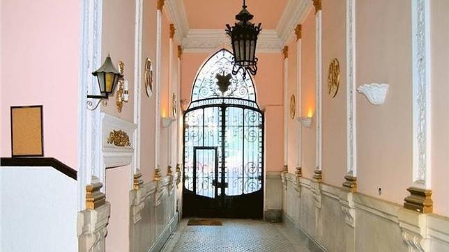 Se encuentra en el barrio de los Jerónimos. Su precio es de 6,5 millones de euros