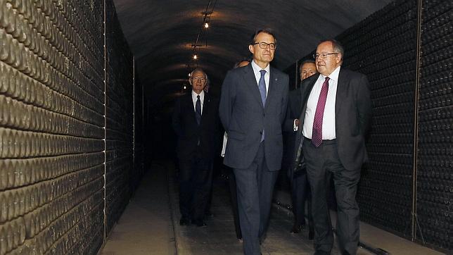 Artur Mas y Josep Lluís Bonet, en la cava de Freixenet