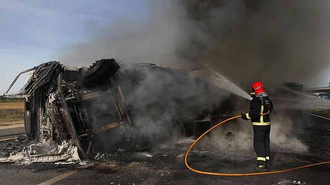 Un camión arde en Dueñas y obliga a cortar la A-62