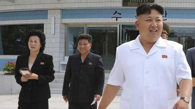 Fotografía sin fechar facilitada por la agencia KCNA que muestra al líder norcoreano Kim Jong-un (d) acompañado de su hermana Kim Yo-jong (i), en Wonsan (Corea del Norte)