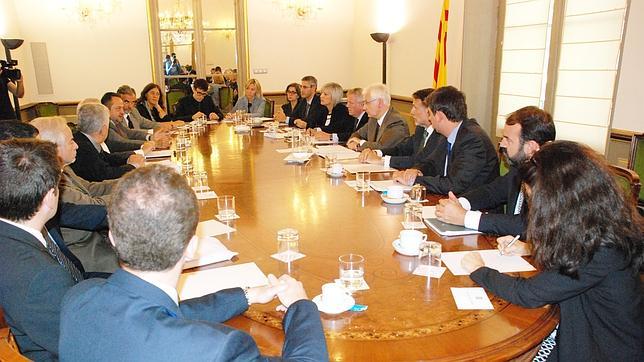 Imagen de la firma del convenio entre las empresas y la Generalitat