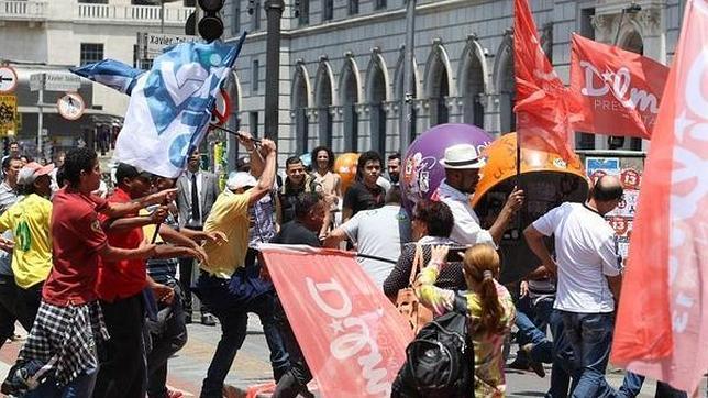 Enfrentamientos frente a un teatro entre partidarios de Rousseff y Neves