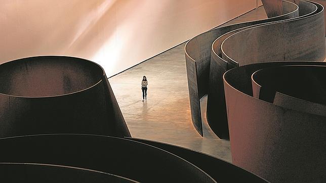 En la imagen, las grande esculturas de Richard Serra instaladas en el Guggenheim de Bilbao