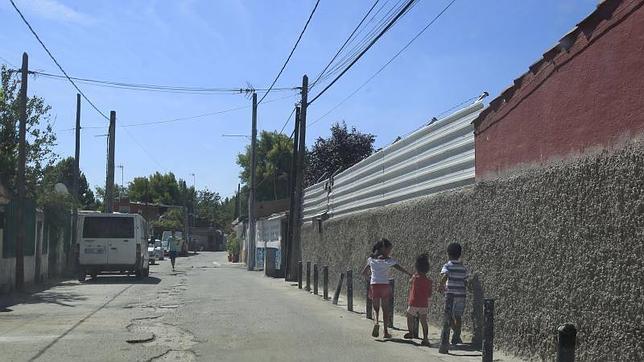 Unos niños pasean por el poblado de Las Sabinas