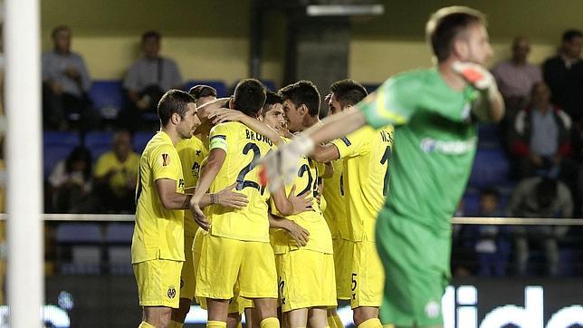 El Villarreal golea y abraza el liderato