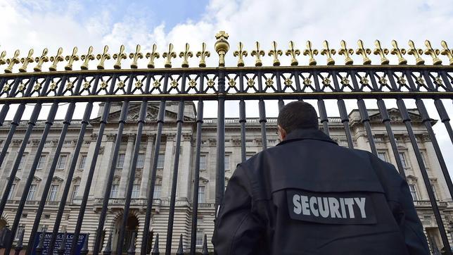 Detenido un agente de seguridad de Buckingham por guardar munición en sus armarios