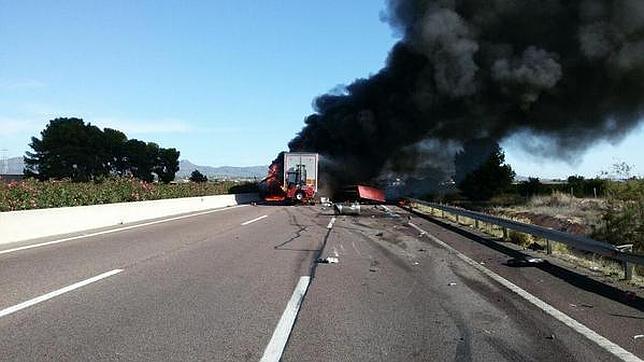 Un choque entre dos camiones provoca un incendio y corta la A-7 en Bétera