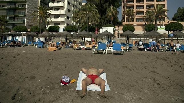 El buen tiempo en Marbella, donde este 22 de octubre han alcanzado los 37,1ºC, ha permitido disfrutar de la playa como en verano