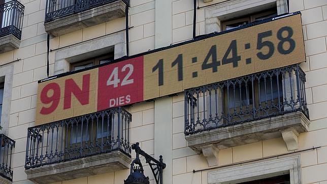 El marcador del 9-N instalado en la plaza Sant Jaume es ilegal