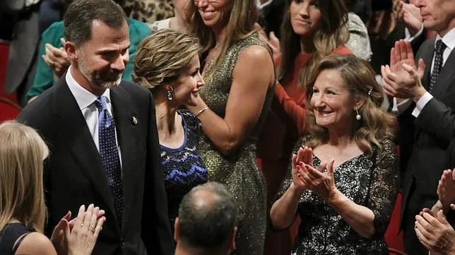 Paloma Rocasolano observa la llegada de su hija, la Reina Letizia, durante la ceremonia