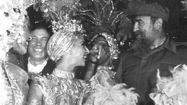 Fidel Castro y Felipe González, fotografiados con bailarinas de Tropicanea en La Habana
