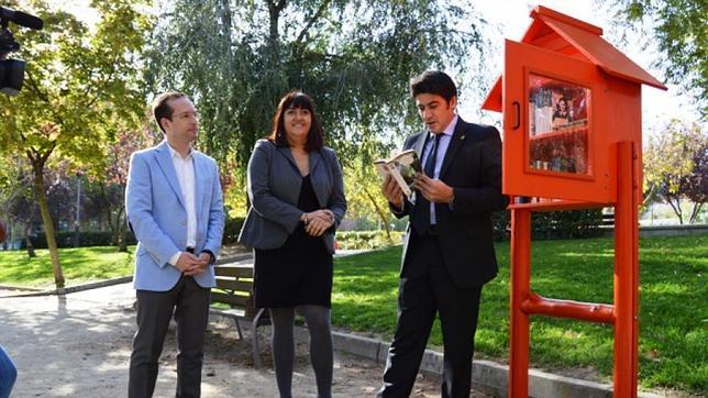 Alcorcón presenta el programa de intercambio de libros en lugares públicos