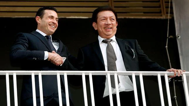 Imagen de Peter Lim, nuevo propietario del Valencia Club de Fútbol, junto a Amadeo Salvo