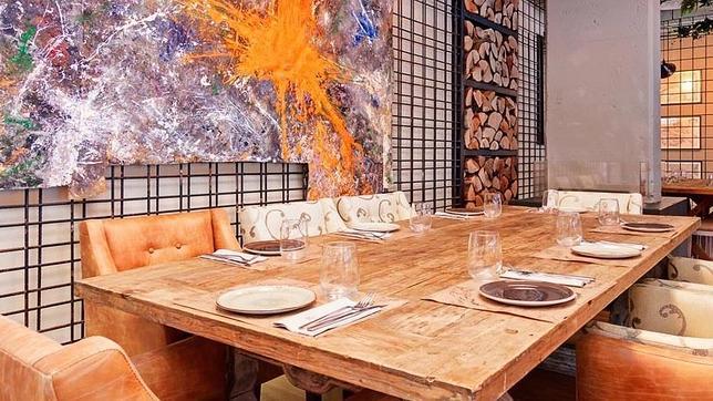 Un árbol «saluda» a los clientes a la entrada del establecimiento