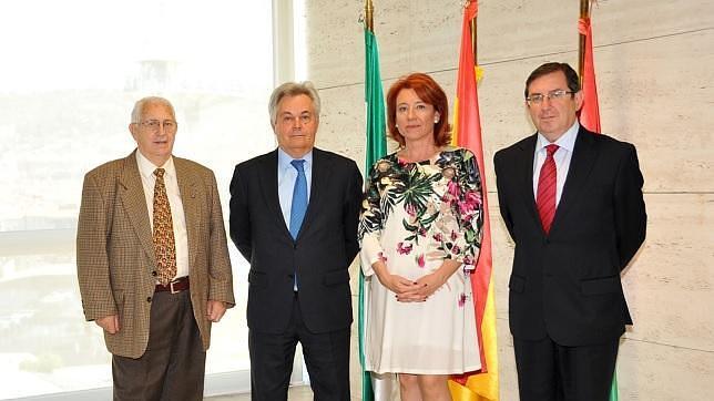 El presidente de CajaGRANADA y la presidenta de la Fundación Andaluza de la Prensa, tras la firma del convenio