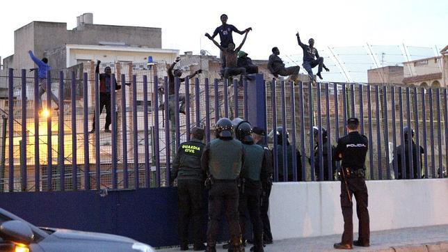 ¿Con qué «seguridad jurídica» opera la Guardia Civil en la valla?