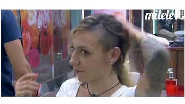 Paula («Gran Hermano») se rapa el pelo