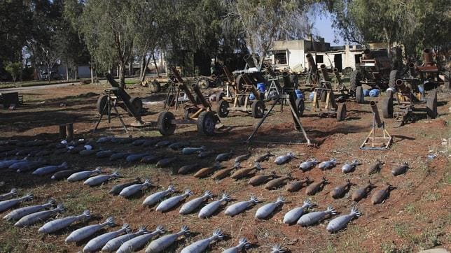 Fuerzas leales al presidente Assad muestran armamento que dicen haber recuperado a los rebeldes en Morek