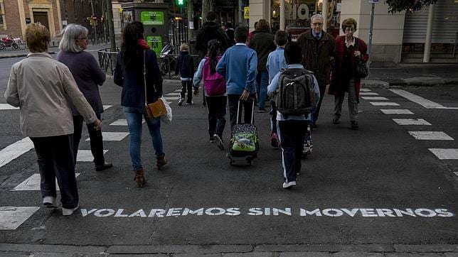 El misterio de los versos que adornan los pasos de cebra de Madrid