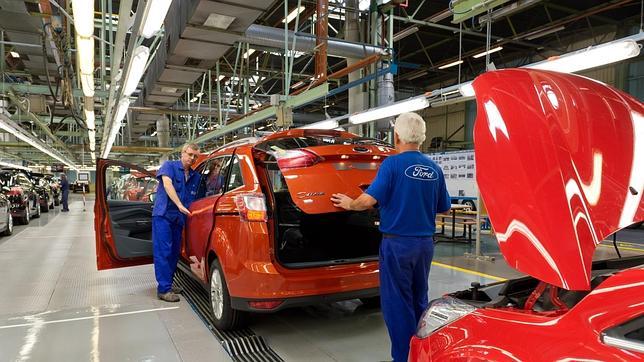 Las fábricas de coches generan uno de cada cuatro empleos en el sector manufacturero