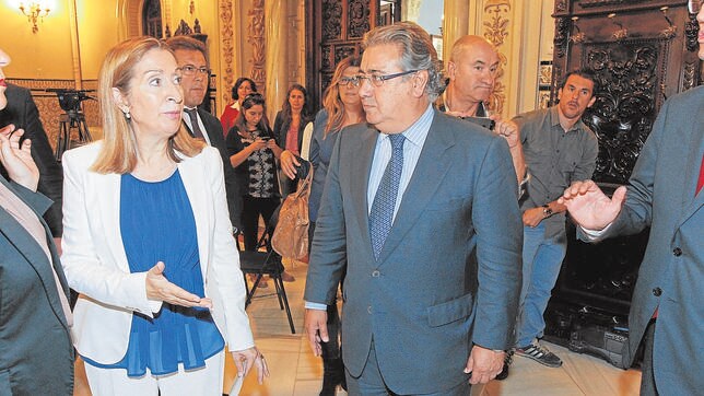 Ana Pastor, ayer, con el alcalde de Sevilla, Juan Ignacio Zoido