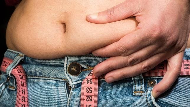 El exceso de grasa abdomina suele aparecer a partir de los treinta años