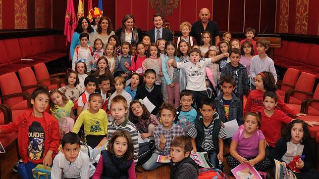 Medio centenar de niños «apadrinan» el libro de cuentos de García Valero