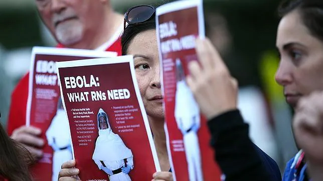 Enfermeras leen un folleto sobre el ébola en Estados Unidos