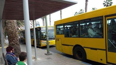 ¿Te estás quedando sin batería en el móvil? ¡Cárgalo en la guagua!