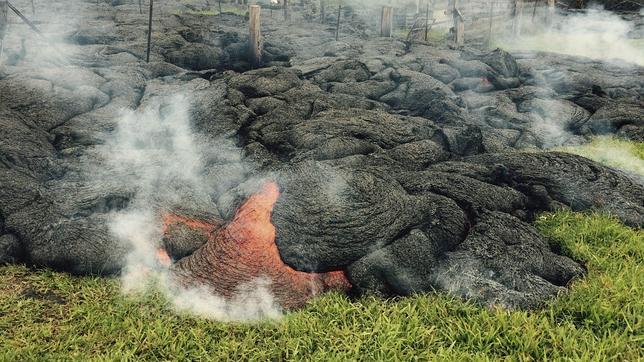 La lava del volcán Kiluea en Hawaii, a tan solo 65 metros de devorar la primera casa