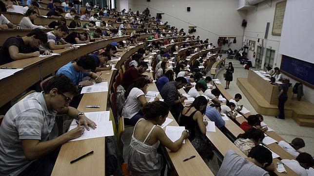 La inserción laboral de universitarios aumenta por primera vez desde 2007