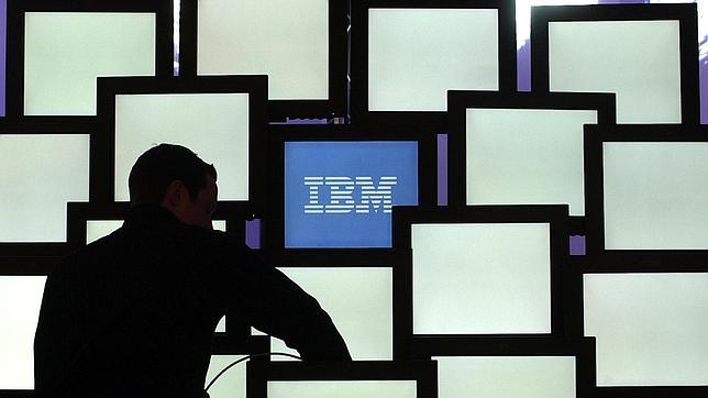 Una personas frente al logo de IBM