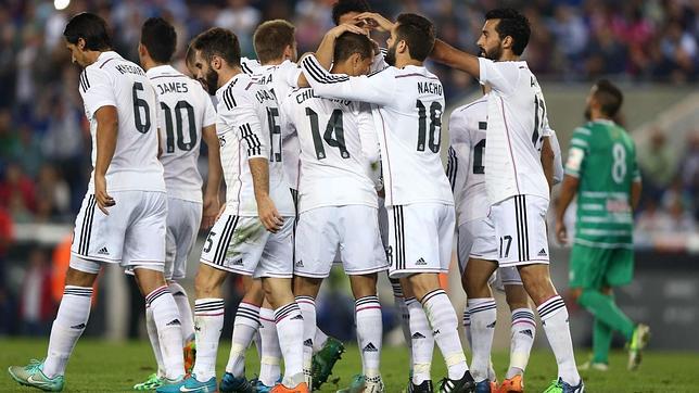 Los jugadores del Madrid celebran el tanto de Chicharito