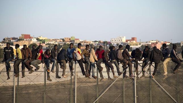 Al menos tres inmigrantes entran en Melilla en nuevo salto masivo a la valla