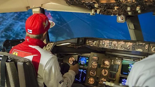 Kimi Raikkonen, en el simulador del Boeing 757