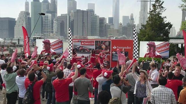 Sorprenden a Fernando Alonso con un «flashmob» en Nueva York